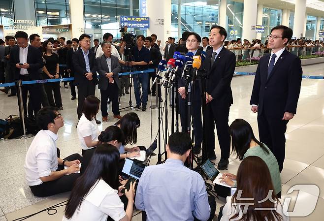구윤철 경제부총리 겸 기획재정부 장관이 1일 오후 인천국제공항 제2터미널에서 한미 관세협상 관련 취재진 질의에 답변하고 있다. 2025.8.1/뉴스1 ⓒ News1 김민지 기자