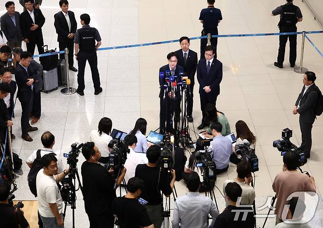 김정관 산업통상자원부 장관이 1일 오후 인천국제공항 제2터미널에서 한미 관세협상 관련 취재진 질의에 답변하고 있다. 2025.8.1/뉴스1 ⓒ News1 김민지 기자
