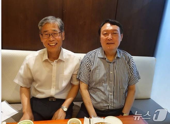 윤석열 전 대통령과 신평 변호사. (SNS 갈무리) ⓒ 뉴스1
