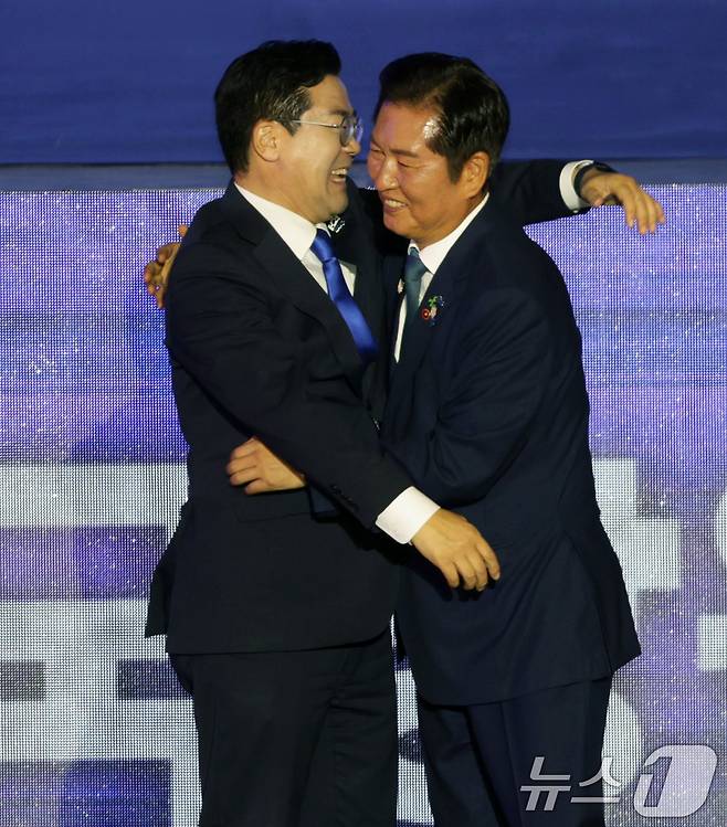 정청래 더불어민주당 신임 당대표(오른쪽) 박찬대 후보가 2일 경기 고양시 킨텍스에서 열린 제2차 임시전국당원대회에서 포옹하고 있다. (공동취재) 2025.8.2/뉴스1 ⓒ News1 유승관 기자