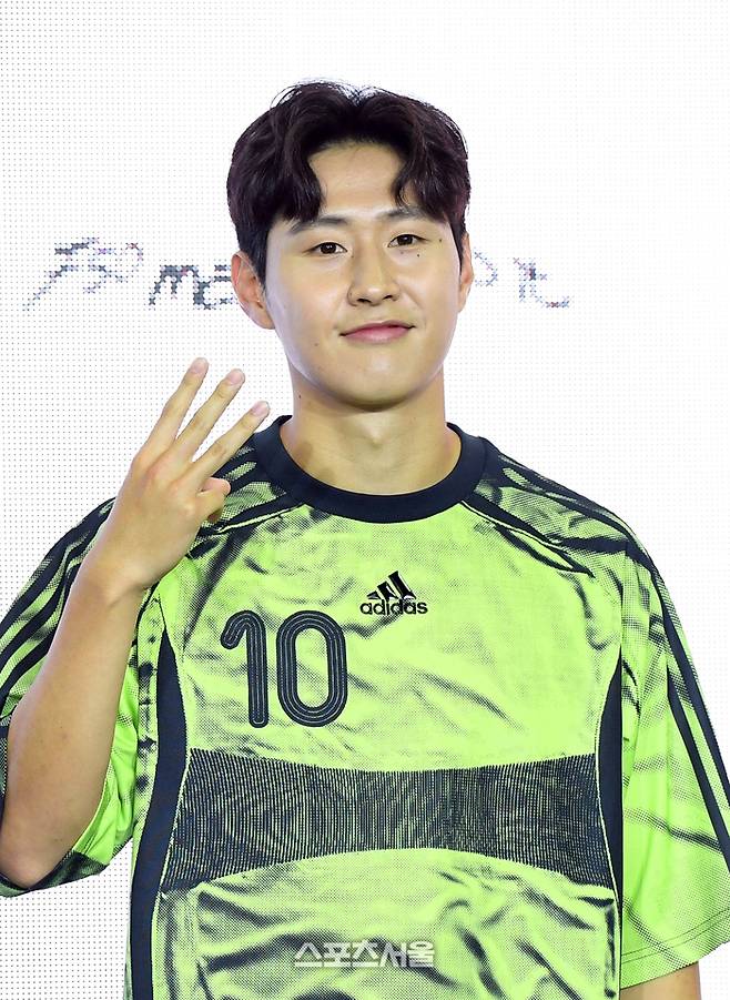 이강인(파리 생제르맹)이 2일 서울 용산구 아이파크몰 리빙파크에서 열린 아이다스 F50 ‘레디언트 블레이즈’ 발매 기념 ‘KANGIN MADE ME DO IT’ 이벤트에서 취재진을 향해 포즈를 취하고 있다. 2025. 8. 2.  박진업 기자 upandup@sportsseoul.com