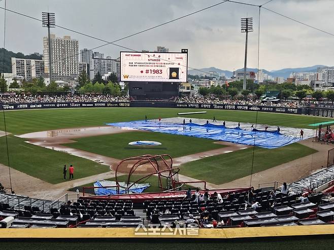 한화와 KIA가 2일 오후 6시 광주-기아 챔피언스 필드에서 2025 KBO리그 주말 3연전 두 번째 경기를 앞둔 가운데 갑작스럽게 많은 비가 내리면서 그라운드가 물에 잠겼다. 비는 금방 그쳤지만, 그라운드 상태가 좋지 못하다. 광주 | 김동영 기자 raining99@sportsseoul.com