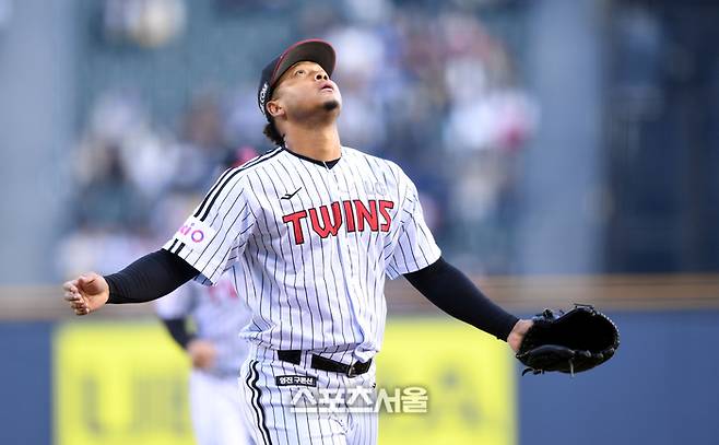 LG 선발투수 에르난데스가 15일 잠실구장에서 열린 2025 KBO 리그 삼성과 경기 1회 투구 후 더그아웃으로 들어오고 있다. 잠실 | 최승섭기자 thunder@sportsseoul.com