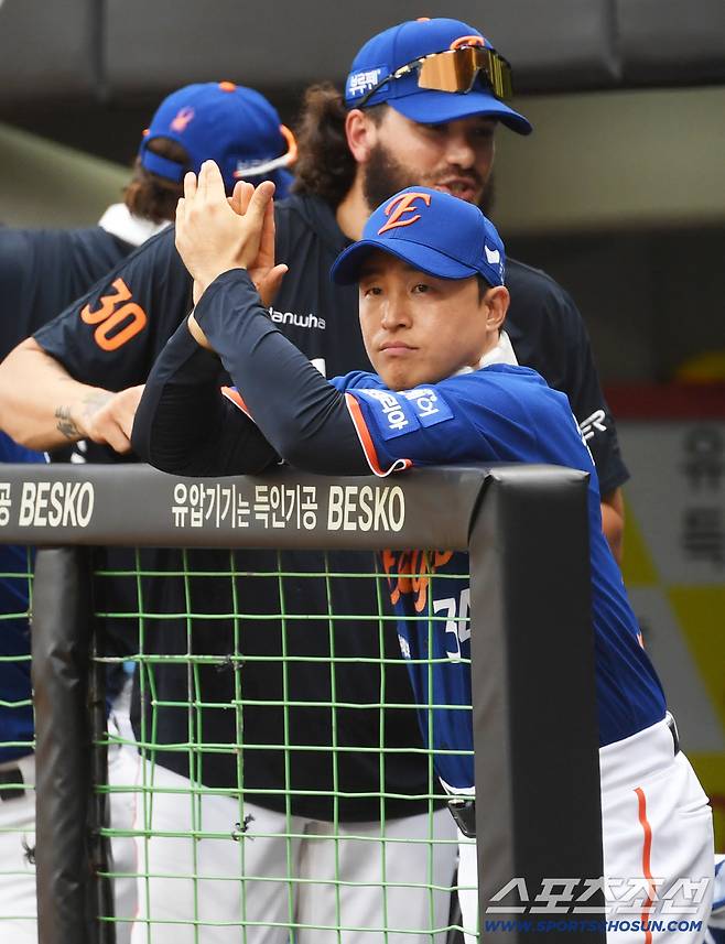 1일 광주 기아챔피언스필드에서 열린 KIA 타이거즈와 한화 이글스의 경기. 한화 손아섭이 경기를 지켜보고 있다. 광주=박재만 기자 pjm@sportschosun.com/2025.08.01/