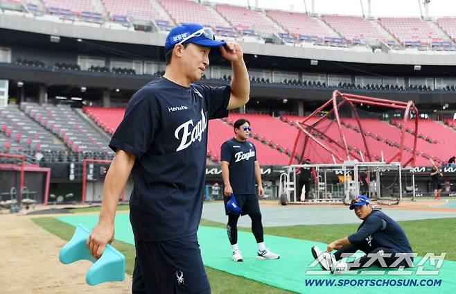 1일 광주 기아챔피언스필드에서 열린 KIA 타이거즈와 한화 이글스의 경기. 트레이드로 한화에 합류한 손아섭이 훈련을 준비하고 있다. 광주=박재만 기자 pjm@sportschosun.com/2025.08.01/