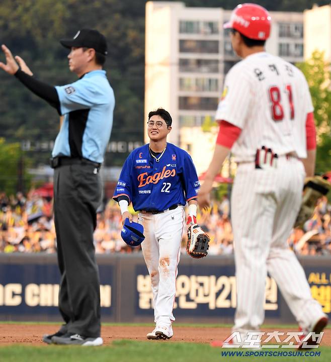 1회말 2사 2루 KIA 최형우 내야 땅볼 때 몸을 날려 잡은 타구를 악송구한 1루수 채은성이 아쉬워하고 있다.