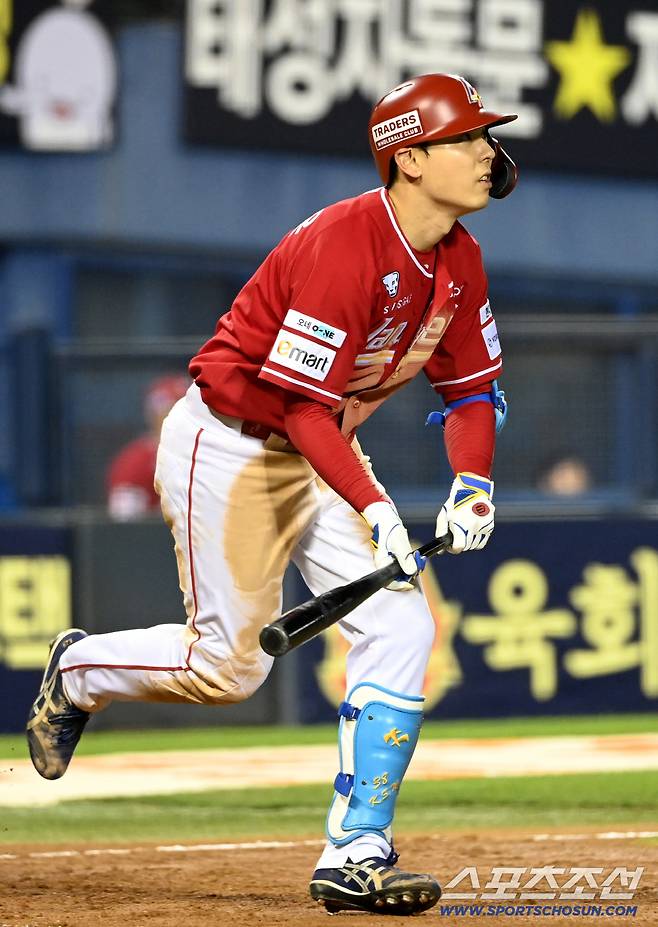 10일 잠실야구장에서 열린 SSG와 LG의 경기, 8회초 1사 3루,  SSG 김성욱이 1타점 적시타를 치고 있다. 잠실=허상욱 기자wook@sportschosun.com/2025.06.10/