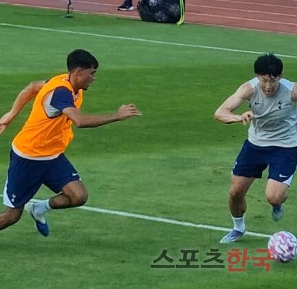 오픈 트레이닝에서 폭풍 드리블을 펼치는 손흥민. ⓒ스포츠한국 김성수 기자