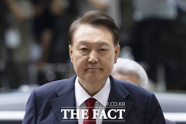 윤석열 전 대통령이 7월 9일 오후 구속 전 피의자 심문(영장실질심사)을 받기 위해 서울 서초구 서울중앙지방법원으로 들어서고 있다. /사진공동취재단