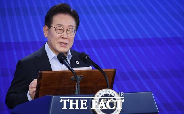 미국과 관세협상 중 침묵을 지키던 이재명 대통령이 타결 후 "큰 고비를 넘겼다"며 180도 달라진 모습을 보였다. 이 대통령은 지난달 31일 정부서울청사에서 열린 고위공직자 워크숍 특강에서 "말을 안 해서 그렇지, 제가 가만히 있으니까 진짜 가마니인 줄 알더라"고 농담을 건넸다. /뉴시스