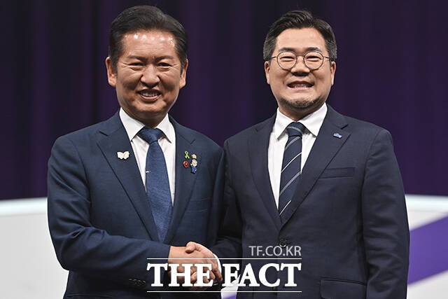 더불어민주당의 새 당대표가 2일 선출된다. 이재명 정부 출범 후 첫 집권여당 대표가 결정되는 만큼 향후 국정운영 방향에 중대한 영향을 줄 것으로 전망된다. 정청래 후보와 박찬대 후보는 막판까지 지지층 결집에 총력을 기울이며 치열한 접전을 벌였다. /국회사진기자단