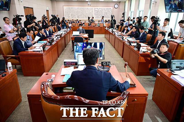 1일 오전 서울 여의도 국회에서 열린 법제사법위원회 전체회의에서 이춘석 위원장이 의사봉을 두드리고 있다./남윤호 기자