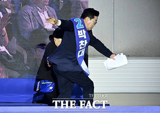 박찬대 더불어민주당 당대표 후보자가 2일 오후 경기도 고양시 킨텍스 제2전시장에서 열린 더불어민주당 제2차 임시전국당원대회에 참석해 정견발표를 마친 뒤 이동하고 있다. /고양=배정한 기자