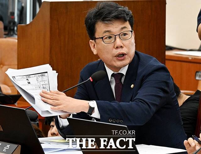 진성준 더불어민주당 정책위의장은 2일 페이스북을 통해 대주주 기준을 50억원에서 10억원으로 강화하는 것과 관련해 "주식 시장이 무너질 것처럼 말씀하지만, 과거 선례는 그렇지 않다"고 밝혔다. /배정한 기자