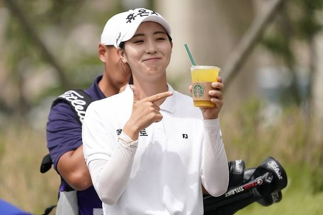 KLPGA투어 정규대회에 스타벅스 커피 부스가 처음으로 등장했다. 오로라월드 레이디스 챔피언십에 출전한 강지선이 음료를 즐기고 있다. MHN스포츠 제공