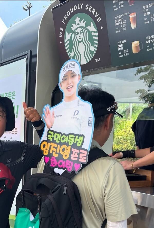 오로라월드 레이디스챔피언십에서 등장한 스타벅스 커피 부스에 갤러리가 몰려들고 있다. MHN스포츠 제공