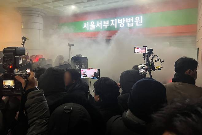 지난 1월 19일 새벽 윤석열 전 대통령에 대한 구속영장이 발부되자 서울 서부지법에 지지자들이 진입해 소화기를 뿌리며 난동을 부리고 있다. /뉴스1