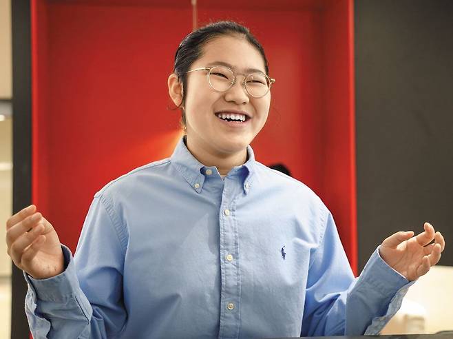 올해 국제수학올림피아드(IMO)에서 여자 중학생으로는 처음으로 금메달을 딴 윤혜원(14)양은 수학 얘기만 나오면 얼굴이 발갛게 상기됐다. 그는 "1년 내내 수학 공부만 할 수 있을 정도로 수학이 재밌다"고 했다. /장련성 기자