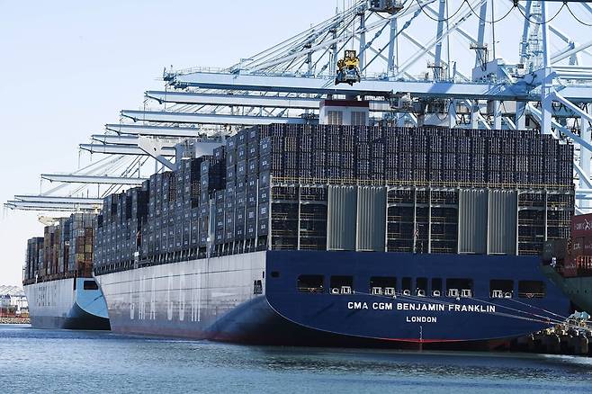 LA항이 중국이 건조한 CMA CGM의 1만7700TEU급 '벤자민프랭클린'(Benjamin Franklin)호를 맞이하는 모습./AFP 연합뉴스