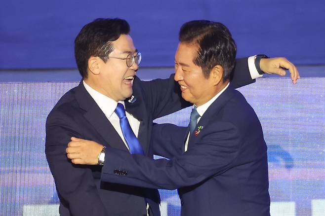더불어민주당 정청래 신임 당대표가 2일 고양 킨텍스에서 열린 전국당원대회에서 선의의 경쟁을 펼쳤던 박찬대 후보와 포옹하고 있다./연합뉴스