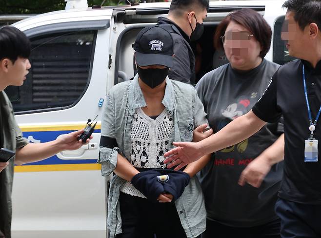 남편의 신체 중요 부위를 절단해 살해하려 한 혐의를 받는 50대 여성이 2일 구속 전 피의자 심문(영장실질심사)이 열리는 인천지법에 들어서고 있다. /연합뉴스