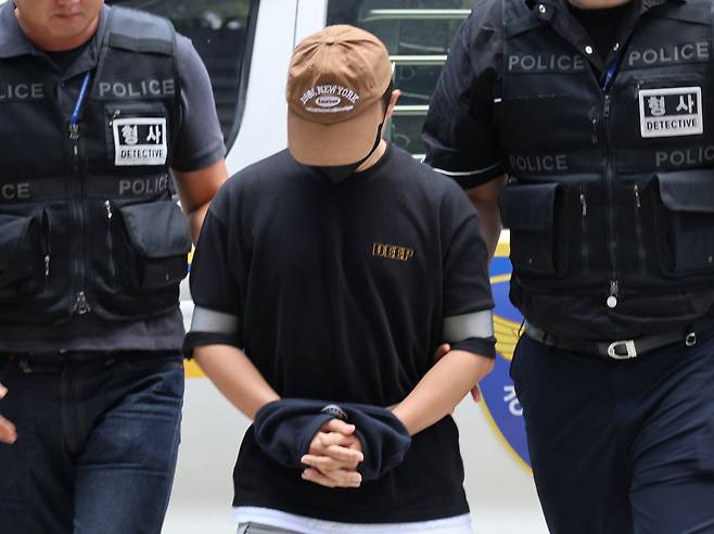 함께 범행에 가담한 30대 사위가 2일 구속 전 피의자 심문(영장실질심사)이 열리는 인천지법에 들어서고 있다. /연합뉴스