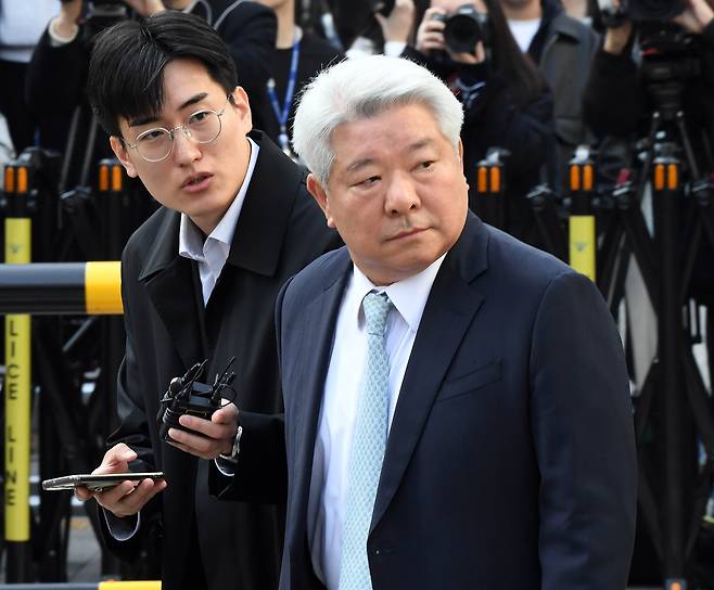 윤석열 전 대통령 변호인단 김홍일 변호사가 지난 3월 21일 오전 서울 마포구 서부지방법원에 들어서고 있다. /뉴스1