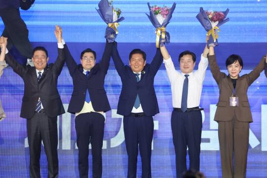 더불어민주당 정청래 신임 당대표가 2일 고양 킨텍스에서 열린 전국당원대회에서 당대표로 선출된 뒤 인사하고 있다. 연합뉴스