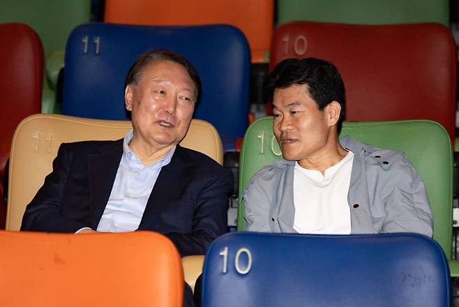 윤석열 전 대통령이 지난 5월 21일 오전 서울 중구 메가박스 동대문점에서 다큐멘터리 영화 '부정선거, 신의 작품인가'를 관람하기 앞서 전한길 씨와 대화하고 있다. ⓒ뉴시스