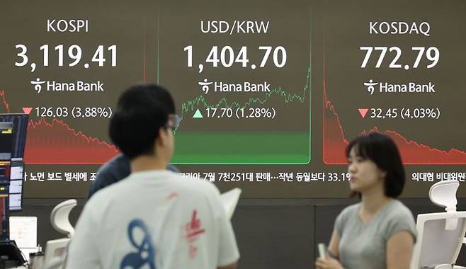 1일 오후 서울 중구 하나은행 딜링룸에서 딜러들이 업무를 보고 있다(자료사진). ⓒ뉴시스