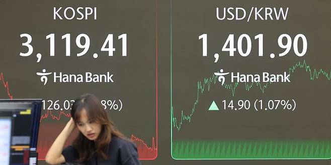 1일 오후 서울 중구 하나은행 딜링룸에서 딜러들이 업무를 보고 있다(자료사진). ⓒ뉴시스