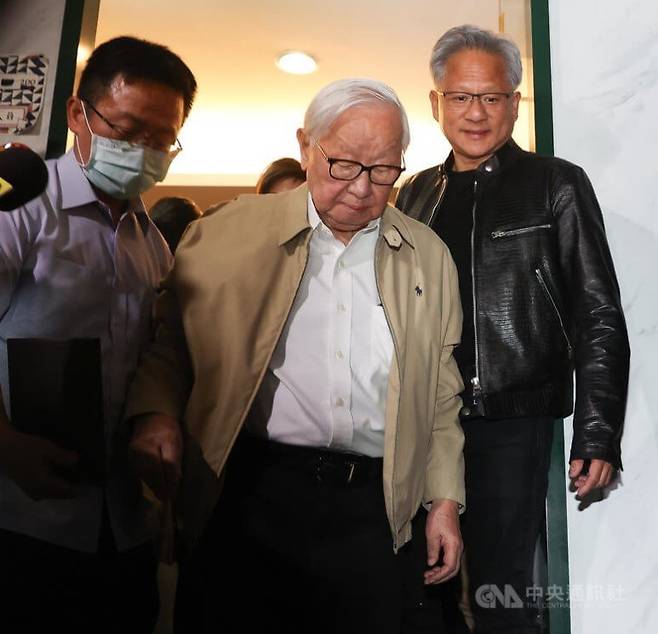 모리스 창은 자서전에서 젠슨 황에 대해 “30살 넘게 차이 나고 1만㎞ 넘게 떨어져 살지만, 절친처럼 소통한다”고 썼다. 사진은 함께 대만의 음식점을 찾았던 모리스 창과 젠슨 황의 모습. 뉴시스