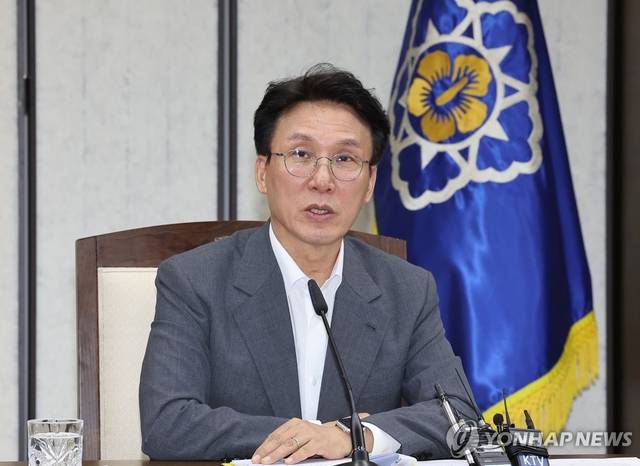 김민석 국무총리가 지난 30일 정부세종청사 총리실 영상회의실에서 열린 국정현안관계장관회의를 주재하고 있다.[연합뉴스]