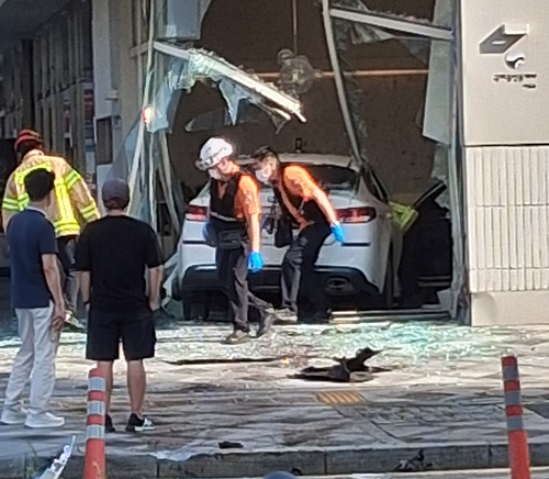 1일 세종시에서 택시가 상가 건물 1층으로 돌진한 사고 현장.  [독자 제보=연합뉴스]