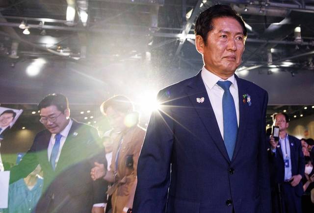 정청래 신임 더불어민주당 대표가 2일 경기도 고양시 킨텍스에서 열린 전국당원대회에서 당대표직 수락연설을 하기 위해 무대에 오르고 있다. [공동취재]