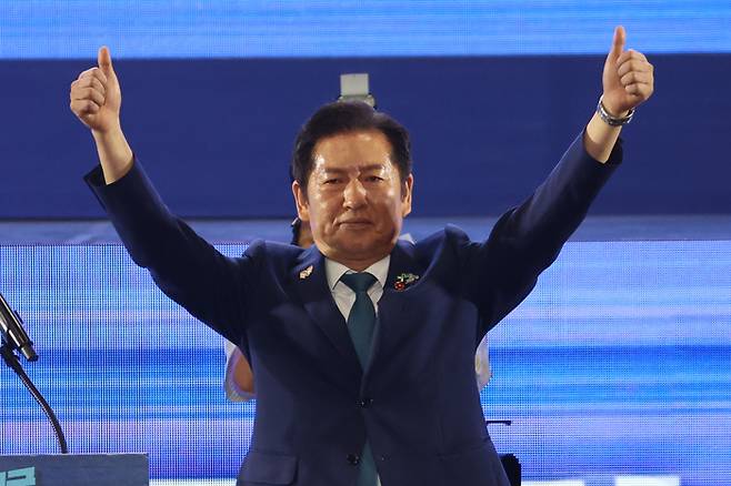 더불어민주당 정청래 신임 당대표가 2일 고양 킨텍스에서 열린 전국당원대회에서 당대표직 수락연설을 마친 뒤 인사하고 있다. 연합뉴스