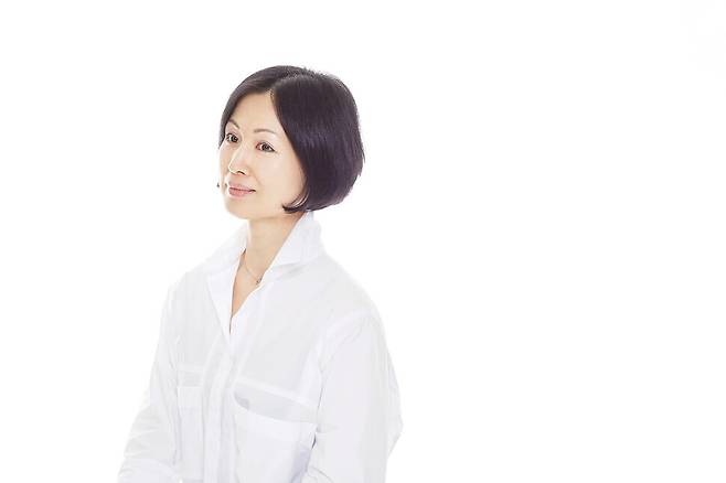내년 등단 30돌을 맞는 조경란(56) 작가. 1996년 단편 ‘불란서 안경원’으로 신춘문예 등단한 뒤 ‘제1회 문학동네 작가상’에 공모해 뽑힌 장편 ‘식빵 굽는 시간’이 그의 첫 단행본이다. 당시 김영하 작가의 ‘나는 나를 파괴할 권리가 있다’가 공동 수상했다. ©한정구, 작가 제공