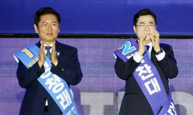 2일 경기도 고양 킨텍스에서 열린 더불어민주당 제2차 임시전국당원대회 개회식에서 당 대표 선거에 출마한 정청래, 박찬대 후보가 박수치고 있다. 김경호 선임기자 jijae@hani.co.kr