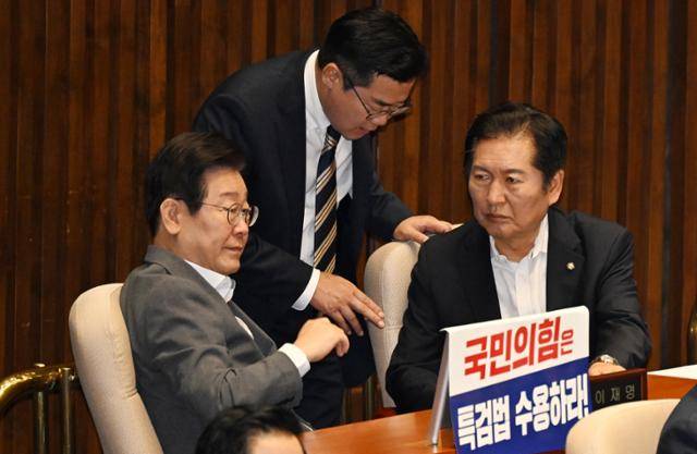 2024년 7월 27일 이재명 당시 더불어민주당 대표가 국회에서 박찬대 당대표직무대행, 정청래 최고위원과 대화하고 있다. 한국일보 자료사진