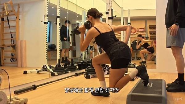 웨이트 트레이닝 중인 이엘./사진=유튜브 채널 ‘이엘저엘’
