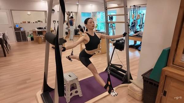 자이로토닉 기구인 아치웨이에서 운동하는 이엘./사진=유튜브 채널 ‘이엘저엘’​