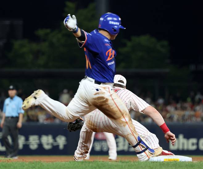 <yonhap photo-4401=""> 비디오 판독으로 간 승부 (광주=연합뉴스) 조남수 기자 = 1일 광주기아챔피언스필드에서 열린 한화 이글스와 KIA 타이거즈의 경기. 한화 8회초 2사 3루에서 문현빈이 유격수 땅볼을 친 뒤 1루에서 간발의 차이로 아웃되고 있다. 2025.8.1 [연합뉴스]</yonhap>