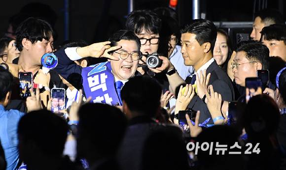 박찬대 더불어민주당 당대표 후보가 2일 오후 경기 고양시 일산서구 킨텍스에서 열린 제2차 임시전국당원대회에 참석하고 있다. [사진=곽영래 기자]