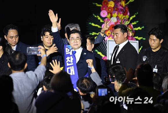 박찬대 더불어민주당 당대표 후보가 2일 오후 경기 고양시 일산서구 킨텍스에서 열린 제2차 임시전국당원대회에 참석하고 있다. [사진=곽영래 기자]