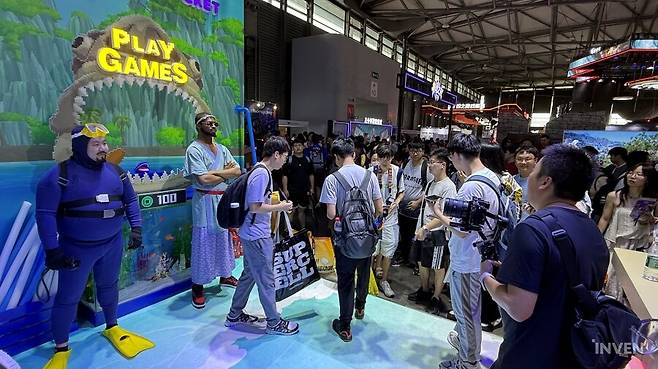 ▲ 실물 영접하면 인증샷 릴레이는 기본