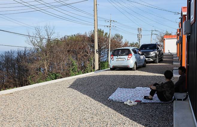 석리 어르신들이 컨테이너 그늘 아래서 이야기를 나누고 있다. 입주한지 약 1달이 지났지만 주민들이 쉴 수 있는 공간은 부족해 보였다. 전민규 기자