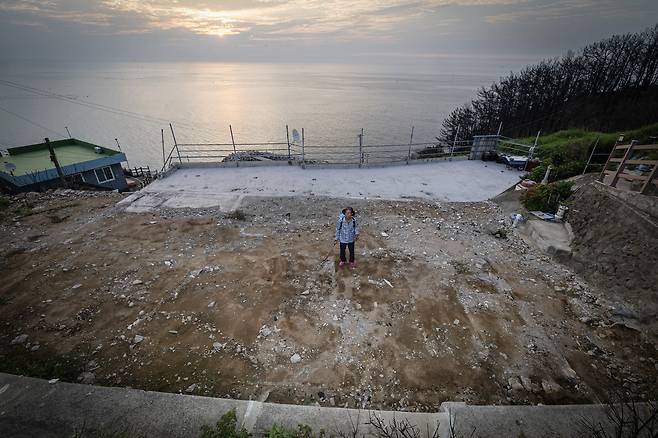 김재봉 할아버지가 산불로 전소된 사진의 집터에 서 있다. 올해 88살인 김 할아버지는 ″갑작스런 불로 인해 너무 불편한 삶을 살게 됐다."며 "언제 쯤 우리 집으로 다시 돌아 갈 수 있을지 모르겠다″고 말했다. 전민규 기자