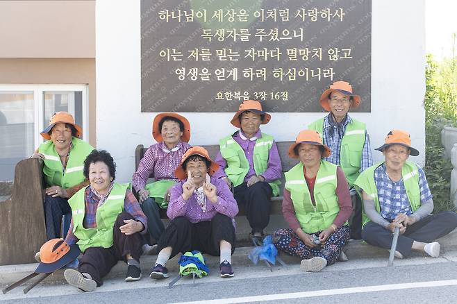 공공근로를 마친 석리 마을 어르신들이 마을 어귀에 성경문구가 적혀있는 공간에 모여 쉬고 있다. 힘든 상황에도 어르신들은 웃음을 잃지 않았다. 전민규 기자