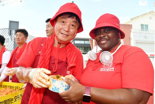 ▲ 2025 화천토마토축제가 펼쳐지고 있는 2일 사내면 일원의 축제장을 관광객들이 축제 프로그램중 하나로 마련한 ‘오뚜기와 함께 하는 천인의 식탁’에 참여해 파스타를 맛보고 있다. 이번 ‘천인의 식탁’ 행사에는 최문순 화천군수와 신경호 도교육감을 비롯한 지역 군부대와 사회단체 관계자들이 참가했다.
