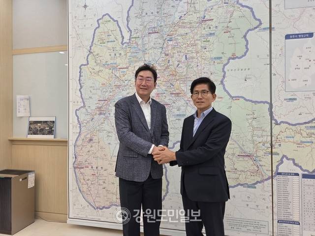 ▲ 국민의힘 김문수 당대표 후보가 2일 원강수 원주시장을 만나 지역 현안에 대해 이야기를 나누고 있다. 권혜민